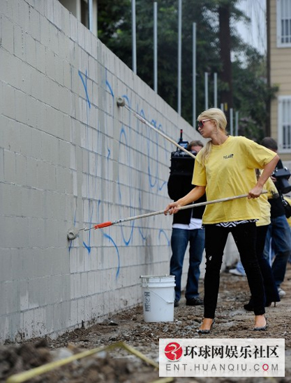 Paris Hilton serves community service