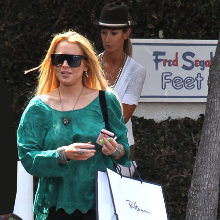 Lindsay Lohan wants restraining order against paps