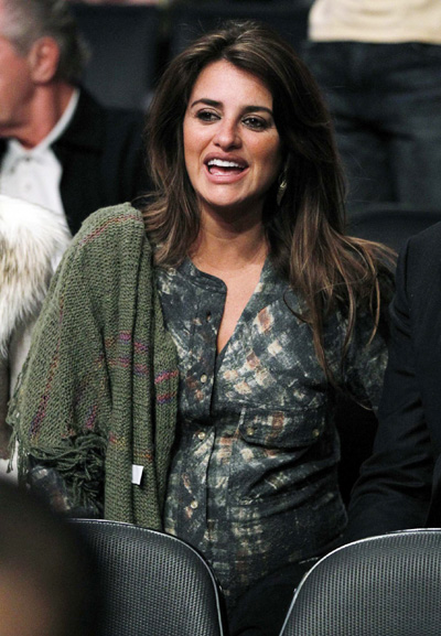 Penelope Cruz and Javier Bardem attend the NBA basketball game