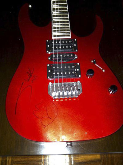 Chavez thanks Shakira for red, autographed guitar