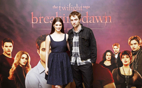 Pattinson promotes 'Breaking Dawn'