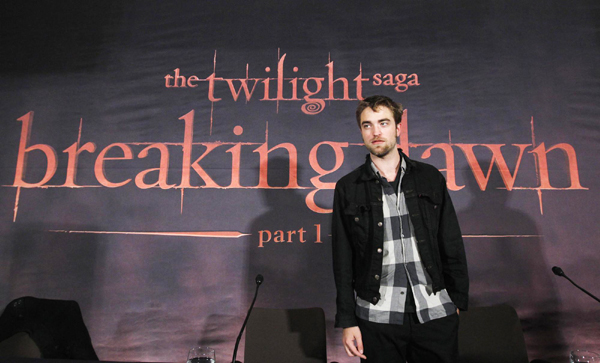 Pattinson promotes 'Breaking Dawn'