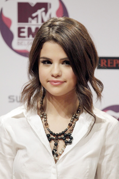 Selena Gomez speaks on 2011 MRV EMA
