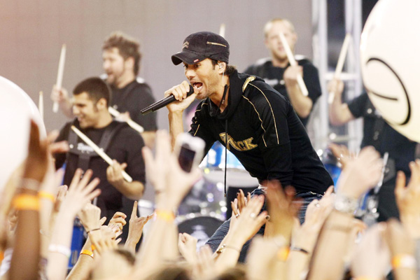 Enrique Iglesias performs at NFL half time