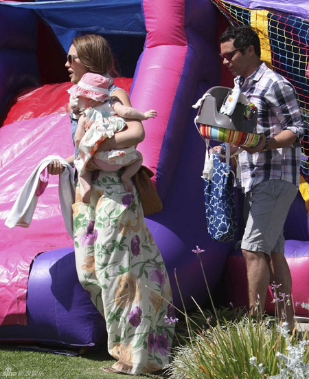 Jessica Alba takes daughter out to play