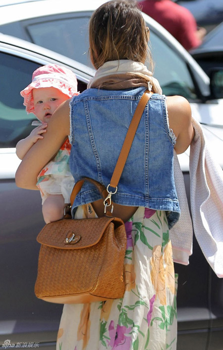 Jessica Alba takes daughter out to play