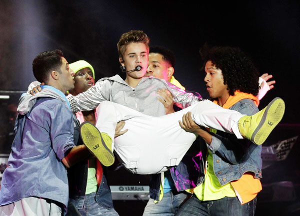 Justin Bieber stirs up Mexico City