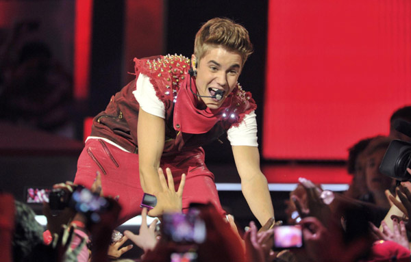 Justin Bieber cited for speeding, claims chase