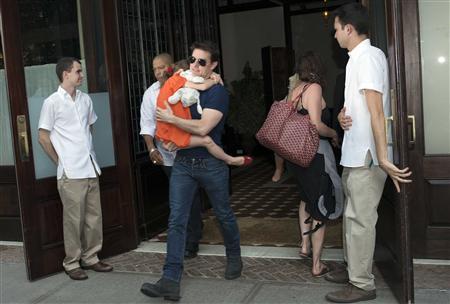 Tom Cruise visits daughter after Holmes split