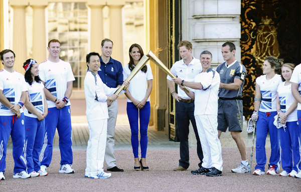 Prince William and Kate greet Olympic torch