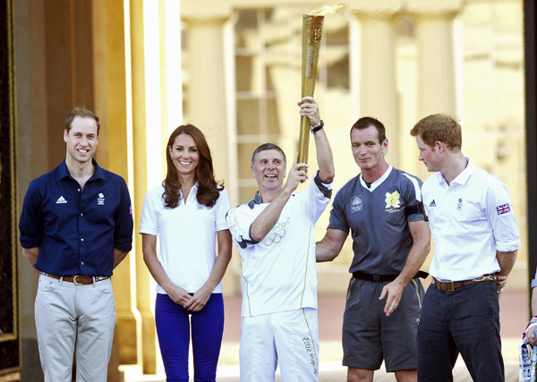 Prince William and Kate greet Olympic torch
