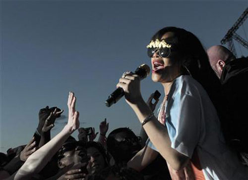Rihanna climbs back to top of British album charts