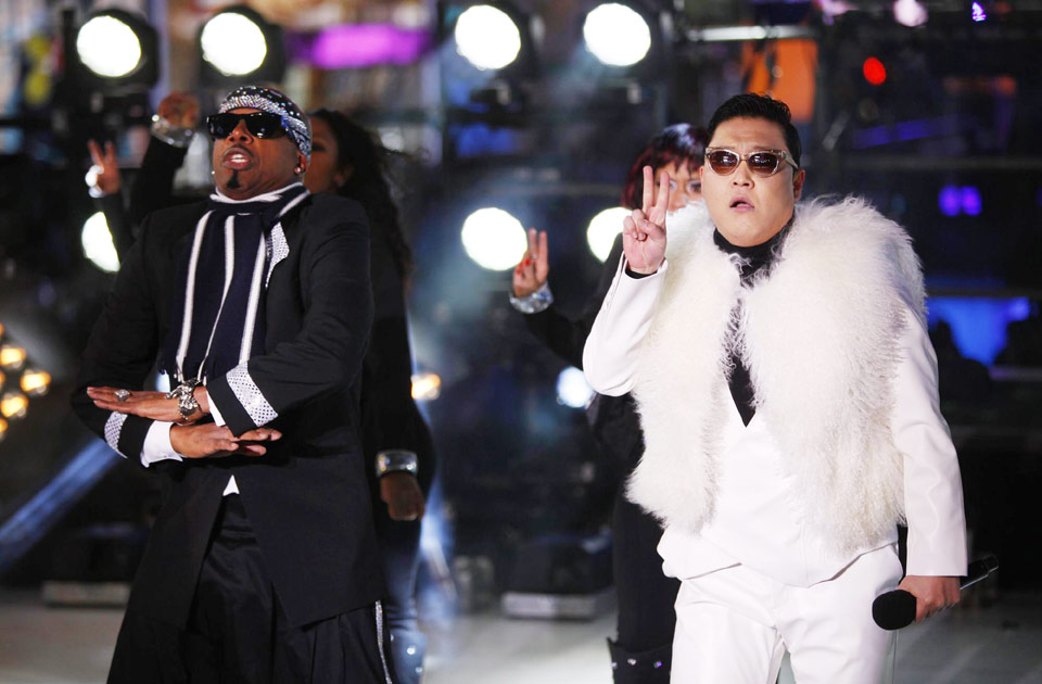 Swift, Psy and Jepsen perform in Times Square