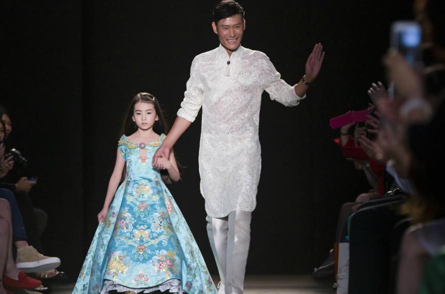 Chinese designer shows collection in Paris