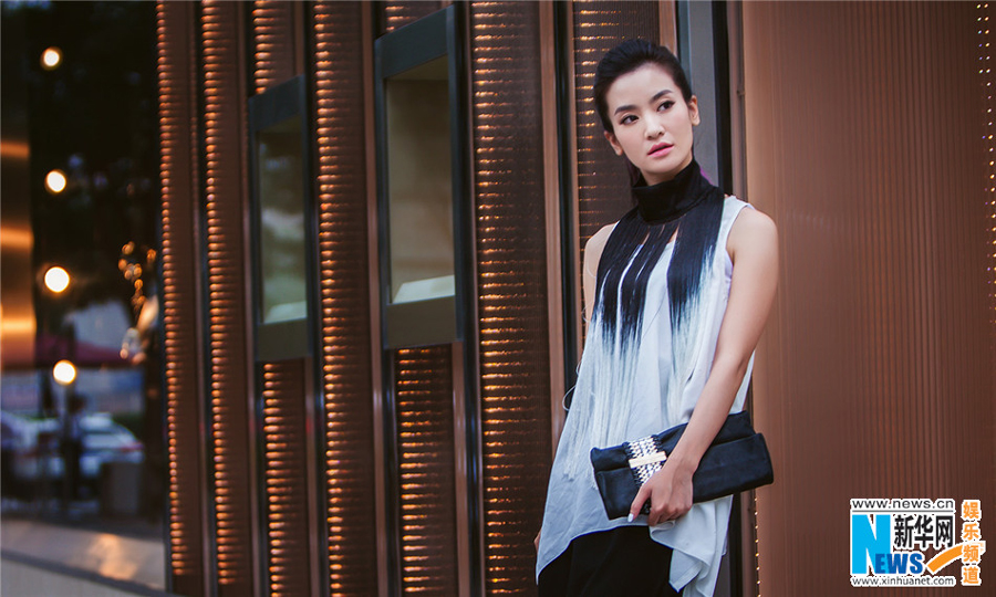 Fashionable girl Li Sheng in black and white dress