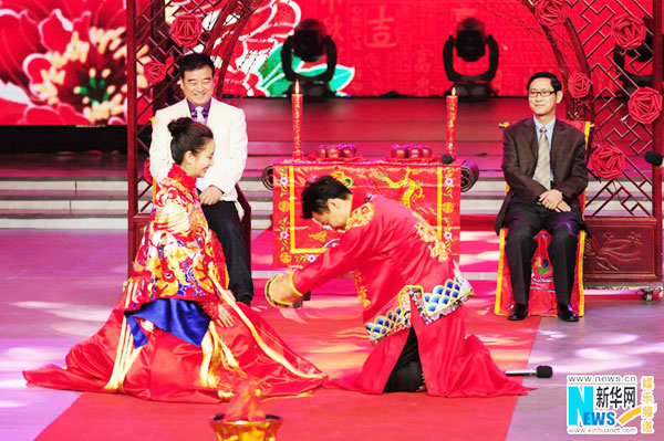Cheng Sicheng, Tong Liya hold traditional wedding
