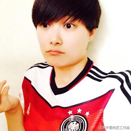 Singer Li Yuchun cheers for World Cup