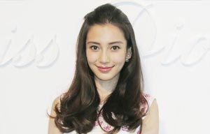 Jun Ji-hyun promotes skincare products