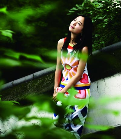 Glamourous Jiang Yiyan in fresh summer