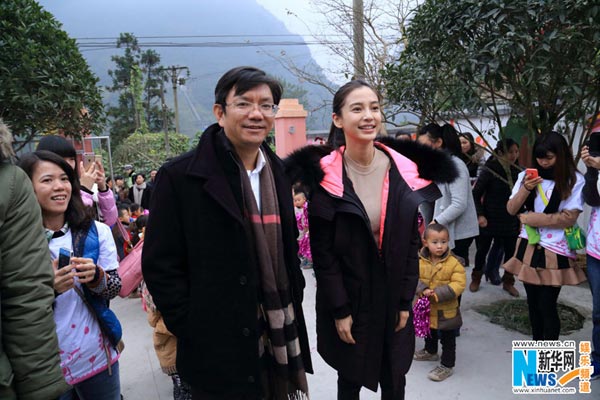 Angelababy visits children in Sichuan