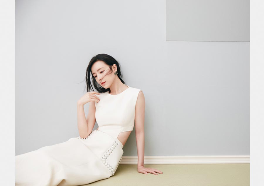 Actress Zhang Jingchu shows off her curves