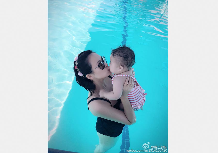 Zhang Ziyi swims with her baby