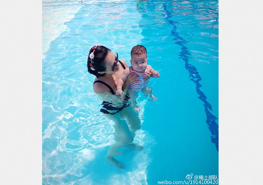 Zhang Ziyi swims with her baby