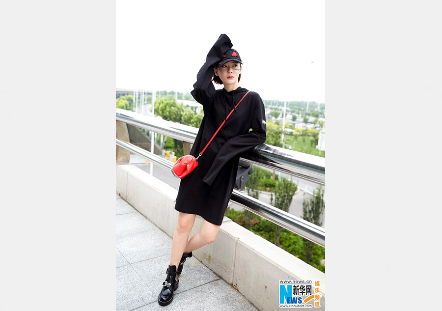 Actress Yuan Shanshan releases street shots