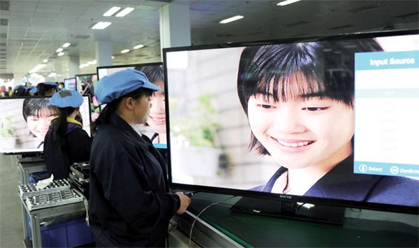 Buoyant service sector deflects gloom in manufacturing