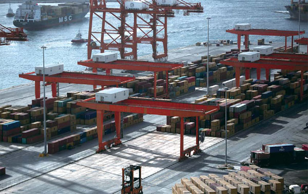 Cosco buys controlling share in Greek port