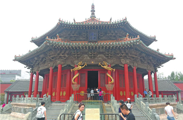 A warrior emperor and five phoenixes