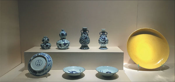 Palace museum showcases ming porcelain