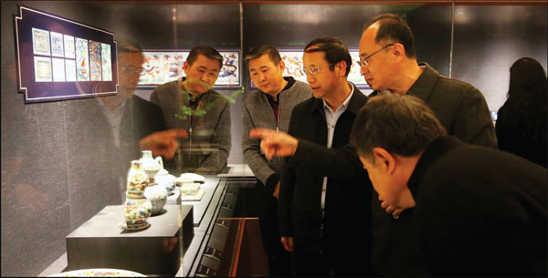 Palace museum showcases ming porcelain