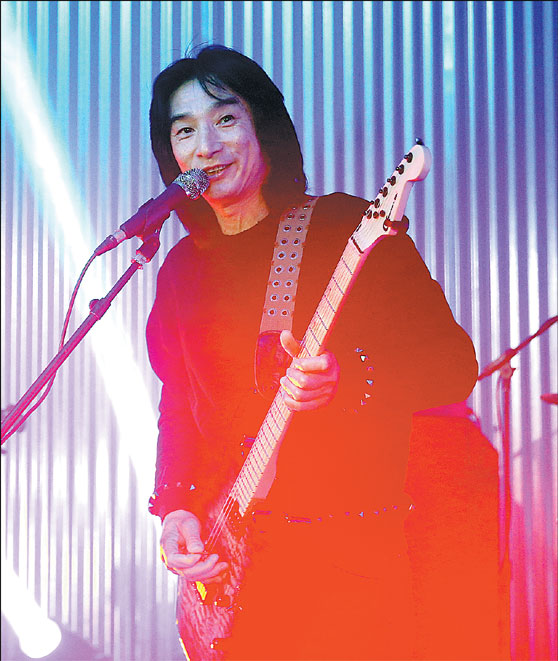 Chinese rock star fuses visual, audible art