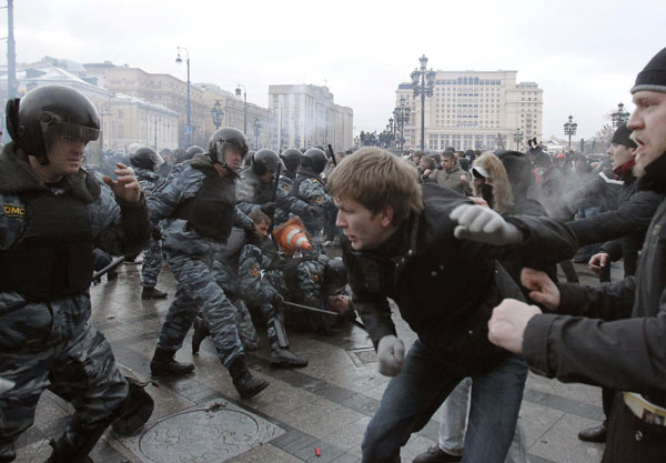 Football fans, anti-riot police clash in Moscow