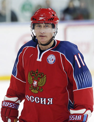Putin dons hockey skates in fitness stunt