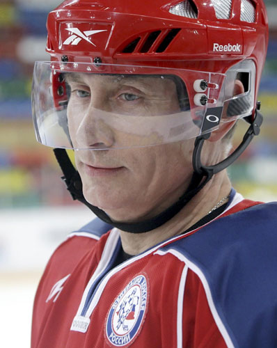 Putin dons hockey skates in fitness stunt