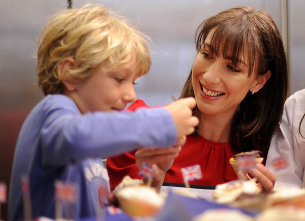 British first lady bakes cakes with children