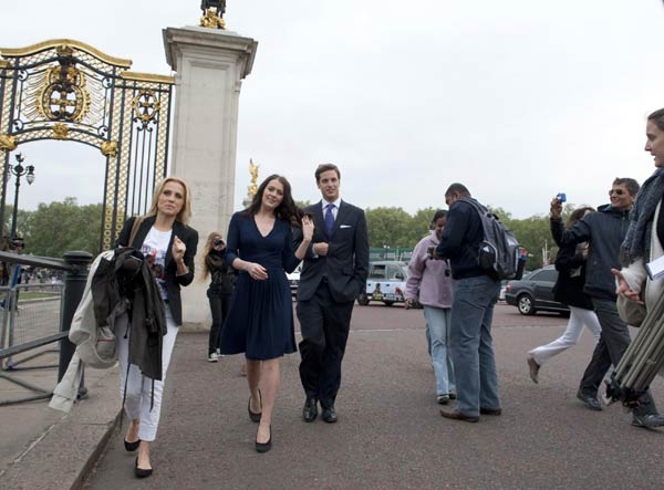 Fans flock, flags flap at royal wedding locale