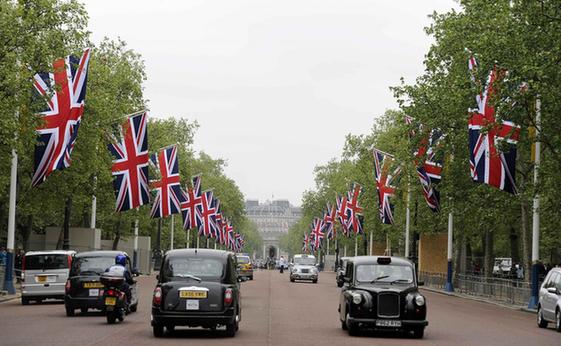 Fans flock, flags flap at royal wedding locale