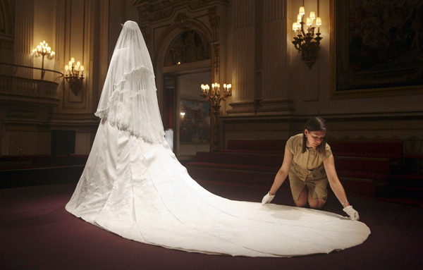 Kate's wedding dress to draw record crowds