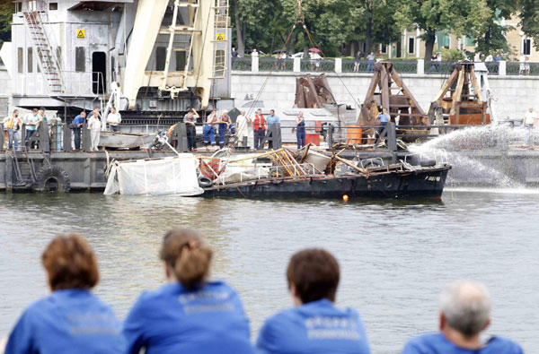 9 die in Moscow riverboat collision
