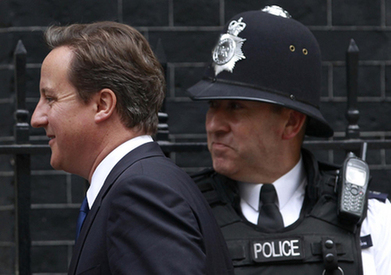 Cameron seeks US advice on gangs after riots