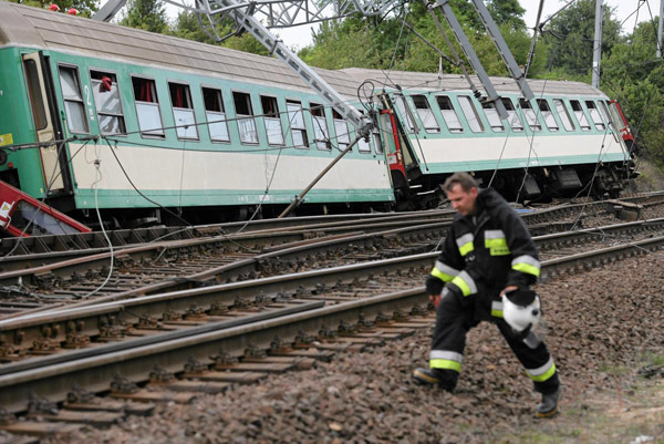 Polish train derails, 4 people killed