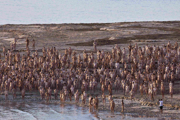 Tunick in Israel for naked Dead Sea photo