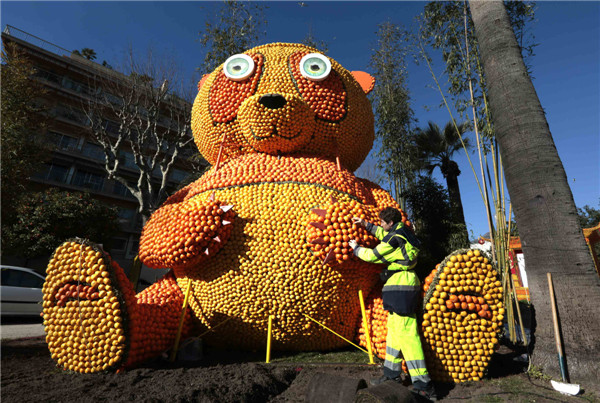 Chinese elements add color to lemon festival in France