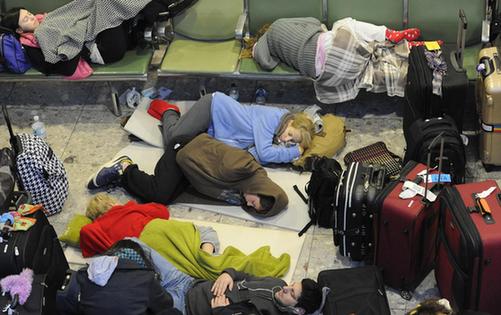 UK law to fine airports after chaos