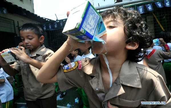 Indonesian students hold milk to mark World School Milk Day