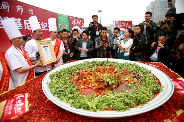 Giant fish head with diced hot peppers recorded in China's Changsha