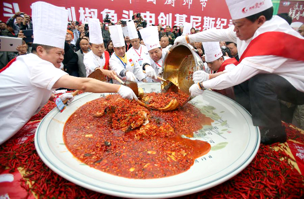 Giant fish head with diced hot peppers recorded in China's Changsha